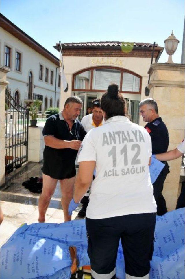 Vali Yardımcısı Ile Görüşemeyince Kendini Yaktı