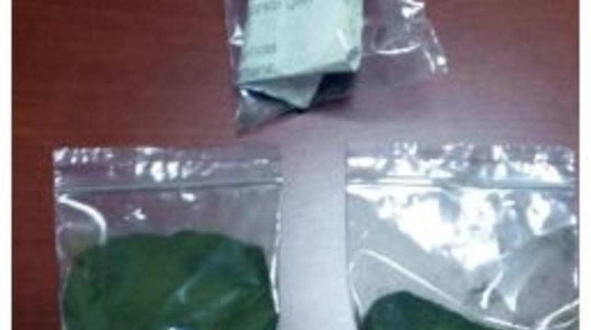 Mezarlıkta Uyuşturucu Ticaretine 2 Tutuklama