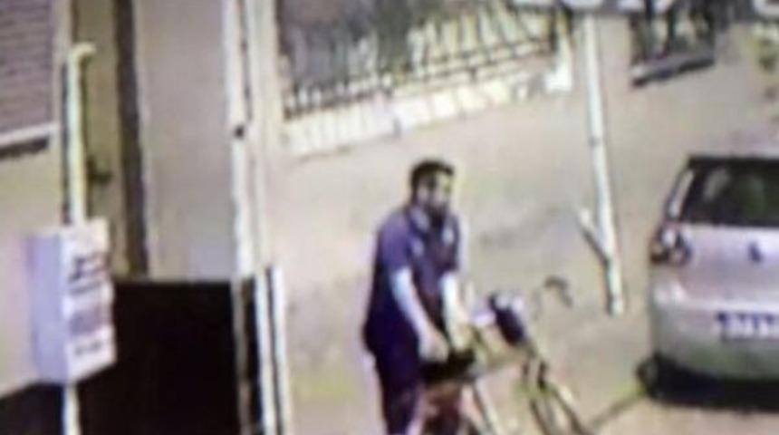 Sokak Ortasında Mast&uuml;rbasyon Yaparken Kameraya Yakalandı