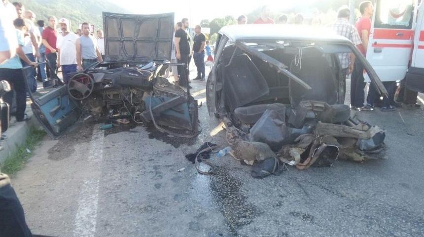 Kazada Otomobil İkiye B&ouml;l&uuml;nd&uuml;: 4 Yaralı