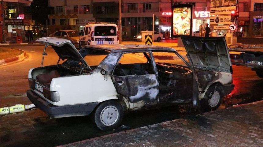 Antalya&rsquo;da Otomobil Yandı, 4 Kişi Son Anda Kurtuldu