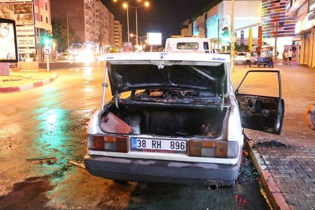 Antalya’da Otomobil Yandı, 4 Kişi Son Anda Kurtuldu