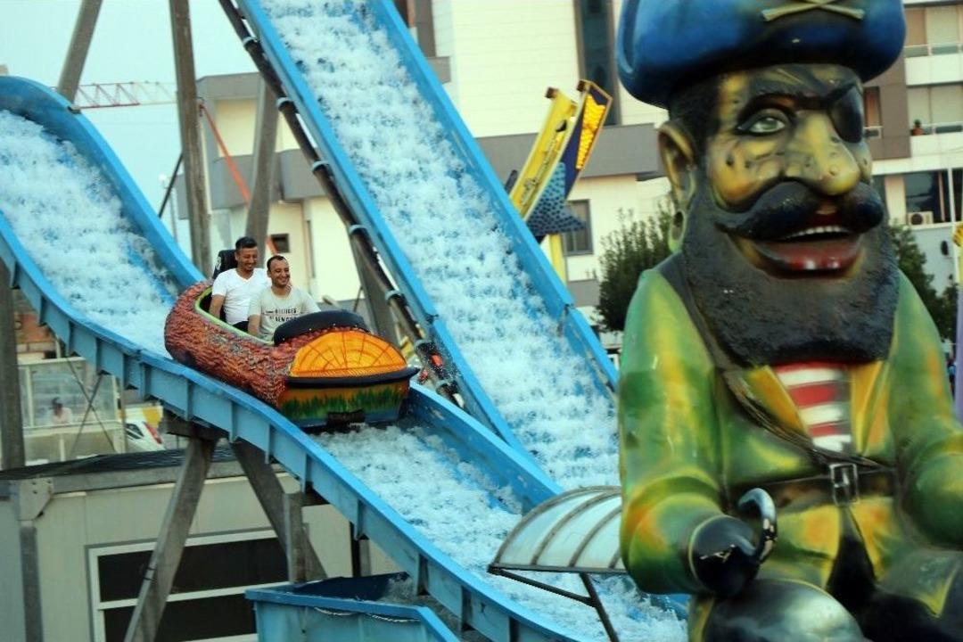 (&ouml;zel Haber) Adanalılar G&uuml;n&uuml;n Stresini Ve Sıcağını Lunaparkta Atıyor