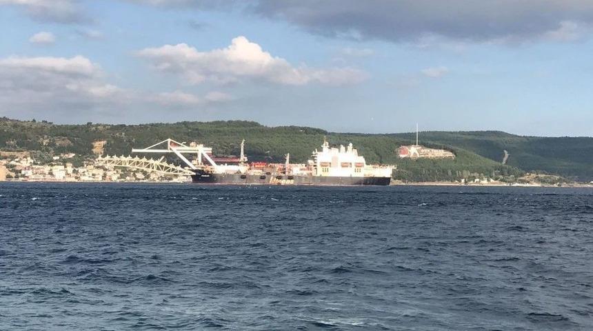 Dev Gemi &Ccedil;anakkale Boğazı&rsquo;ndan Ge&ccedil;ti