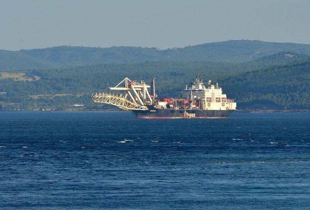 Dev Gemi Çanakkale Boğazı’ndan Geçti