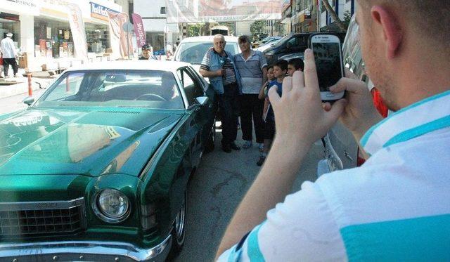 Gurbetçinin Klasik Otomobili Kahramanmaraş’ta İlgi Odağı Oldu