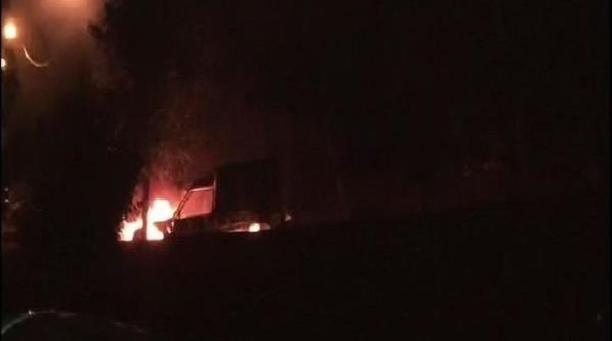 Avcılar'da Park Halindeki Ara&ccedil; Alev Alev Yandı