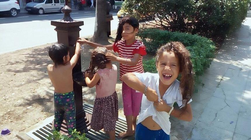 Serinlemek İsteyen &Ccedil;ocuklar Sokak &Ccedil;eşmesinde Yıkandı