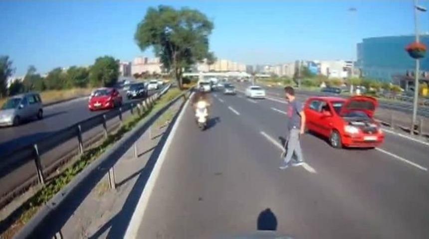 (özel Haber) Otomobilin Motoruna Sıkışan Kedi E-5’i Birbirine Kattı