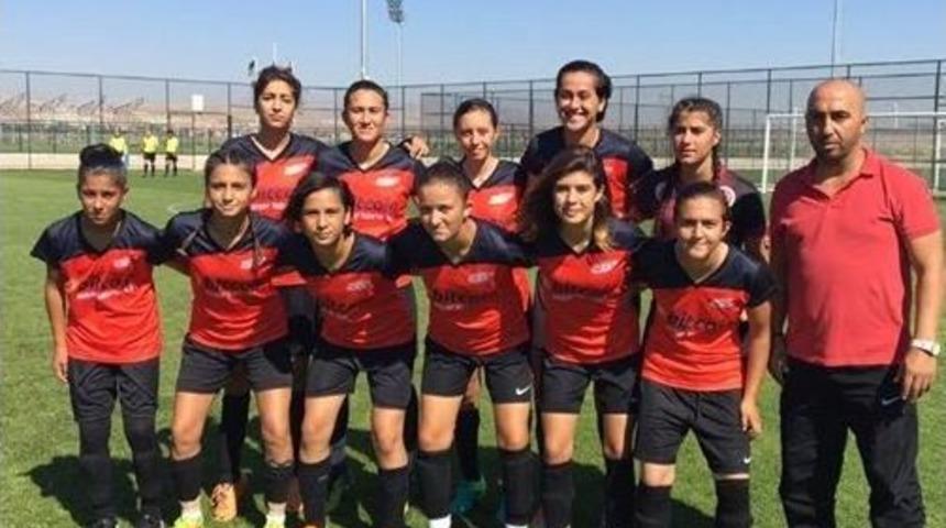 D&ouml;şemealtı Kadın Futbol Takımı 8 Takım Arasına Kaldı