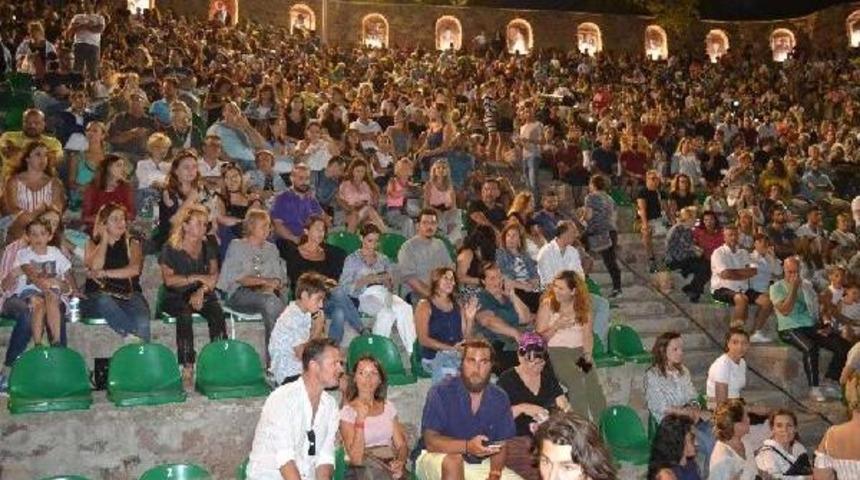 Sıla Ayvalık'ta Hayranlarını Coşturdu