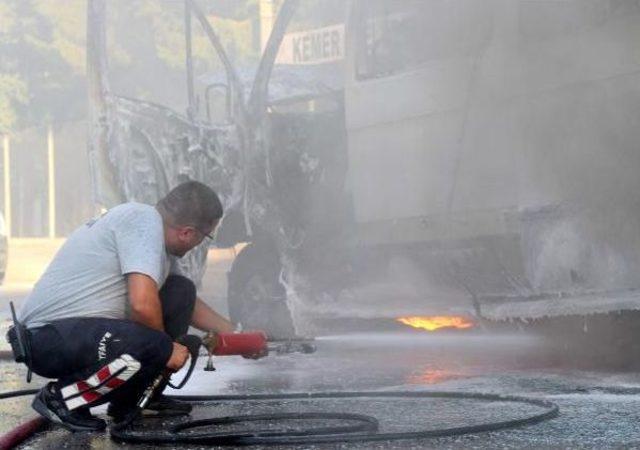 Taksitle Aldığı Minibüsü Gözleri Önünde Kül Oldu