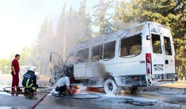 Taksitle Aldığı Minibüsü Gözleri Önünde Kül Oldu