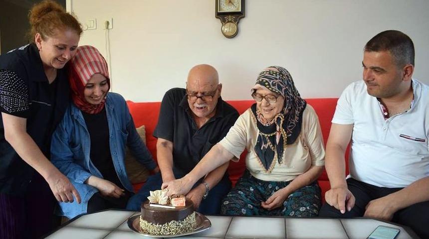 70&rsquo;lik &Ccedil;ift, Hayatlarında İlk Kez Doğum G&uuml;n&uuml; Kutladı