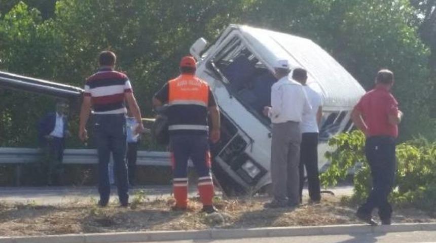 Minib&uuml;s Bariyere &Ccedil;arptı;  8 Yaralı