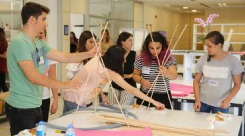 Gen&ccedil;ler &ldquo;katıl-d&uuml;ş&uuml;n-tasarla At&ouml;lyesi&rdquo;nde Bir Araya Geldi