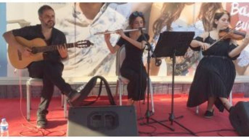 Canlı M&uuml;zik Eşliğinde Alışveriş Keyfi