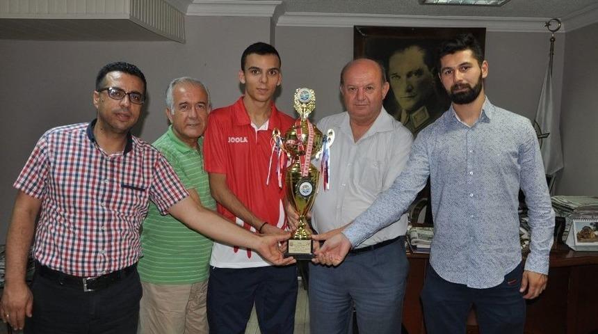 Şampiyon Var, Destek Yok