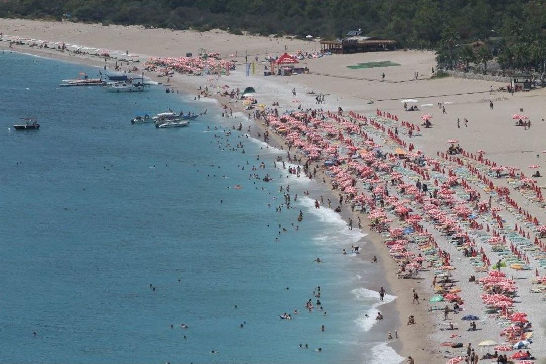 Mevsim Normallerinin &Uuml;zerine &Ccedil;ıkan Sıcaklık Sahilleri Doldurdu