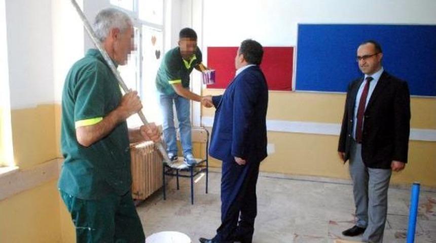 Okulların Boya Ve Tamirini 'iyi Halli' Mahkumlar Yapıyor