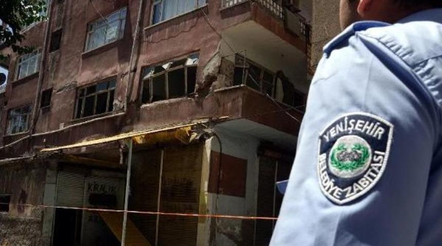 40 Yıllık Bina Yıkılma Tehlikesi Nedeniyle Boşaltıldı