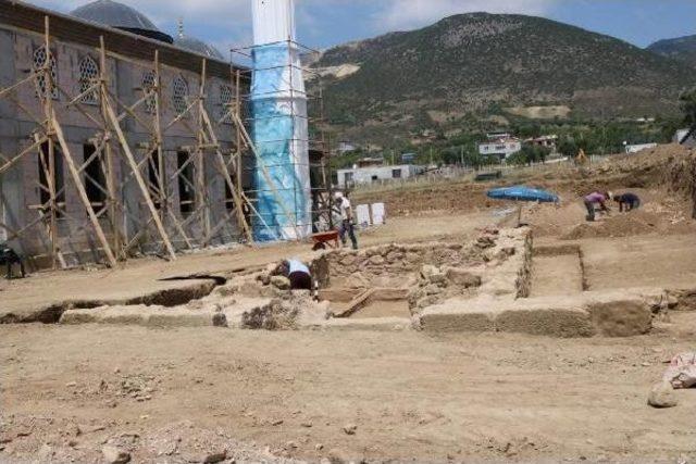 Caminin Bahçesinde Roma Dönemine Ait Mezar Bulundu