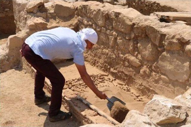 Caminin Bahçesinde Roma Dönemine Ait Mezar Bulundu