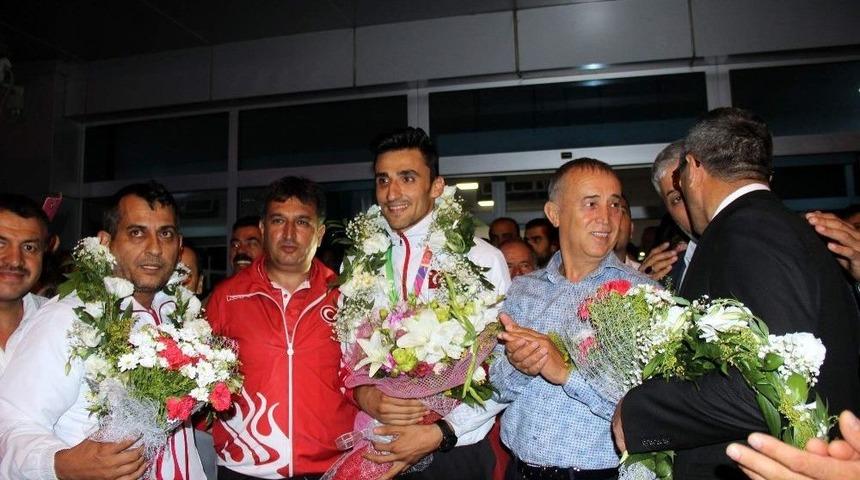 (&ouml;zel Haber) D&uuml;nya Şampiyonu Ali Doğan Memleketinde Mehterle Karşılandı