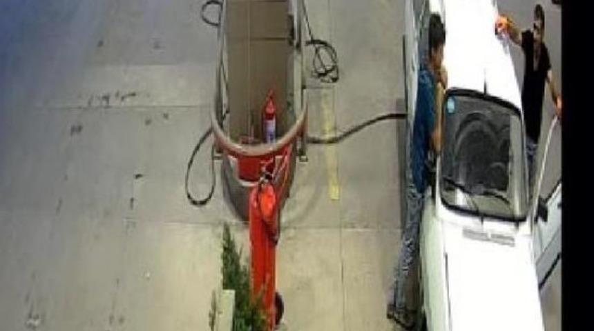 &Ccedil;aldığı Otomobile Yakıt Aldı