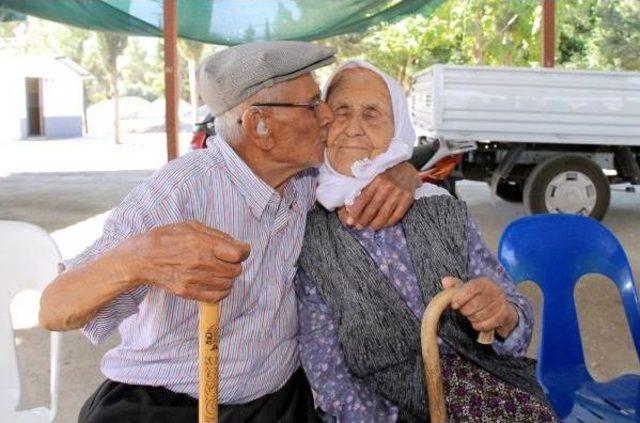 Asırlık Çiftin 75 Yıllık Örnek Aşkı