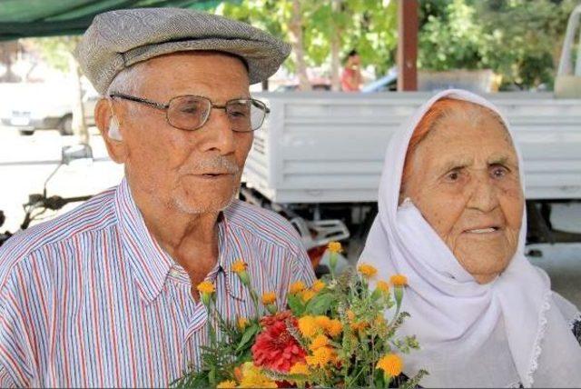 Asırlık Çiftin 75 Yıllık Örnek Aşkı