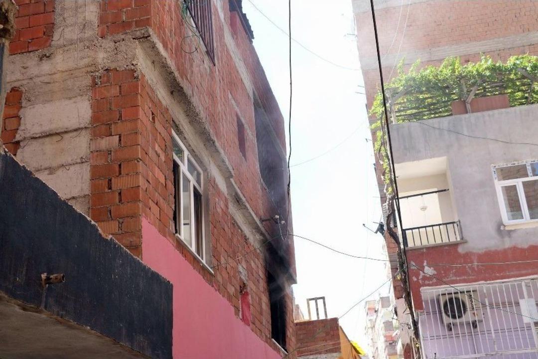 Diyarbakır&rsquo;da Yangın Paniği: 2 &Ccedil;ocuk Alevlerin Arasında Mahsur Kaldı