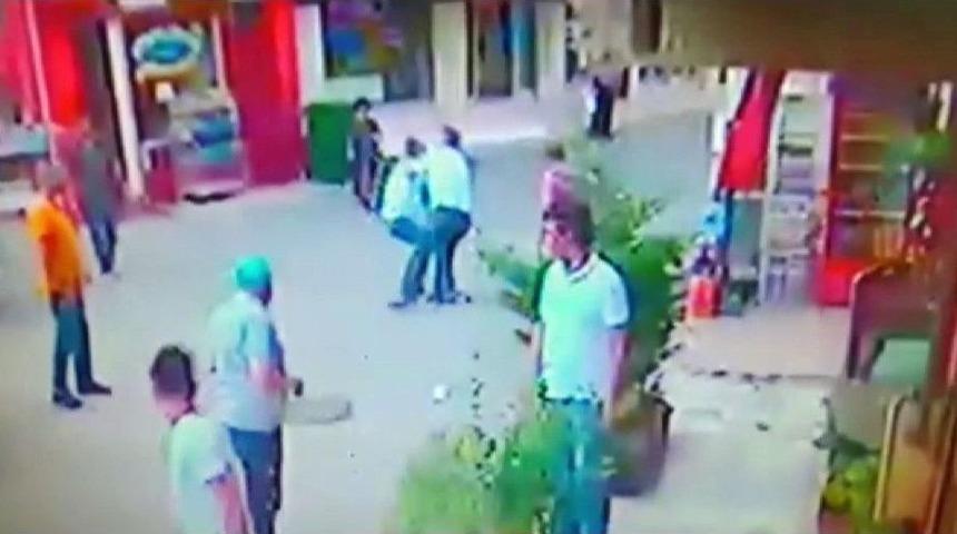 Bursa&rsquo;da İki Berberin Sopalı Ve Bı&ccedil;aklı Kavgası Kamerada