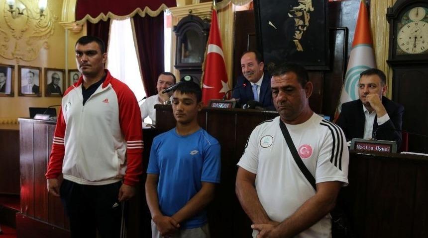 Başarılı G&uuml;reş&ccedil;iler &Ouml;d&uuml;llendirildi