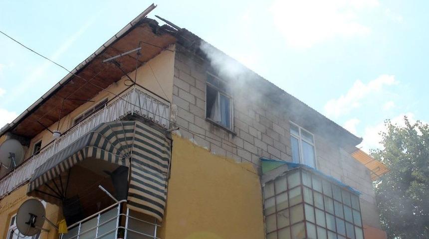 3 Katlı Evde &Ccedil;ıkan Yangın Korkuttu