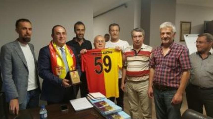 &Ccedil;orluspor&rsquo;dan İşadamı Mehmet Diktaş&rsquo;a Forma Ve Plaket