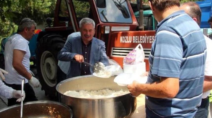 Başkan, Yeni Makam Aracı I&ccedil;in Kestirdiği Kurbanın Etini Personele Dağıttı