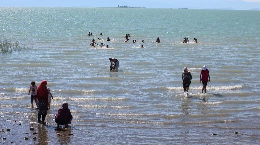 Beyşehir&rsquo;de &Ccedil;ocuklar İ&ccedil;in Oluşturulan Kumsaldan Yetişkinlerde Faydalanıyor