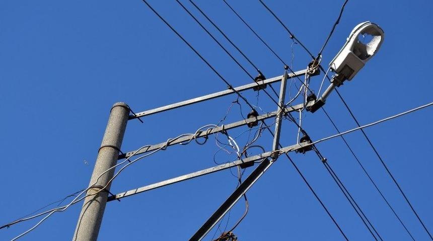 Şehir Magandaları Elektrik Direklerini Hedef Tahtasına &Ccedil;evirdi