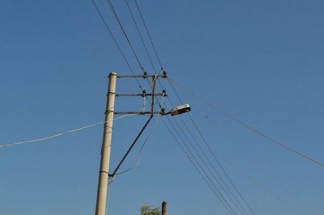 Şehir Magandaları Elektrik Direklerini Hedef Tahtasına &Ccedil;evirdi 2