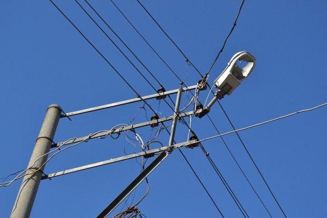 Şehir Magandaları Elektrik Direklerini Hedef Tahtasına &Ccedil;evirdi 3