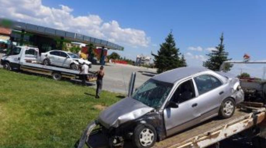 Konya&rsquo;da İki Otomobil &Ccedil;arpıştı: 7 Yaralı