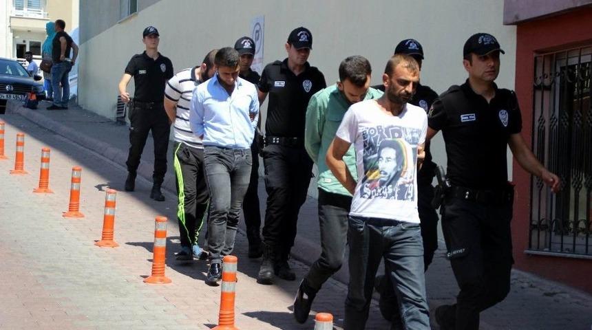 Uyuşturucu Taciri Adliyeye İsmi Esrar Markası Olan &rsquo;bob Marley&rsquo; Tiş&ouml;rt&uuml; İle Gitti