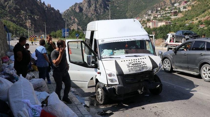 Fındık İş&ccedil;ilerini Taşıyan Minib&uuml;s G&uuml;m&uuml;şhane&rsquo;de Kaza Yaptı: 26 Yaralı