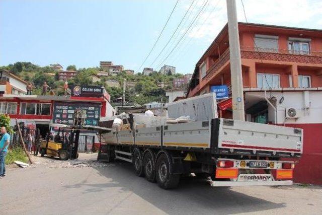 Tır'ın Dorsesinde Devrilen Mermer Plakaların Altında Kalan Işçi Yaralandı