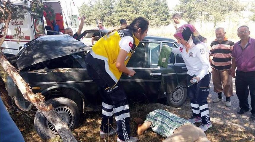 Yoldan Çıkan Otomobil Ağaca Çarptı: 3 Yaralı