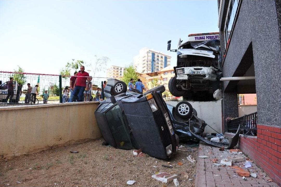 (&ouml;zel Haber) Freni Boşalan Kamyon Eve &Ccedil;arparak Durabildi