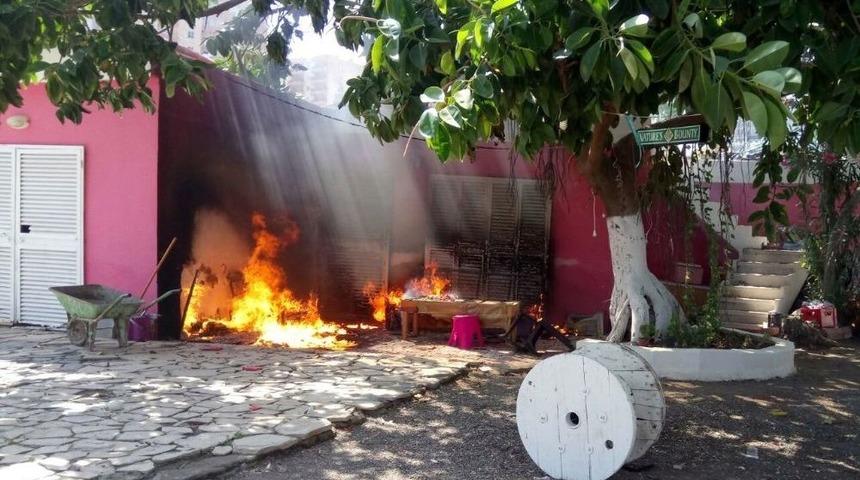 Belediye Personelini Bı&ccedil;akladığı İleri S&uuml;r&uuml;len Zanlıların İş Yerinde Yangın &Ccedil;ıktı