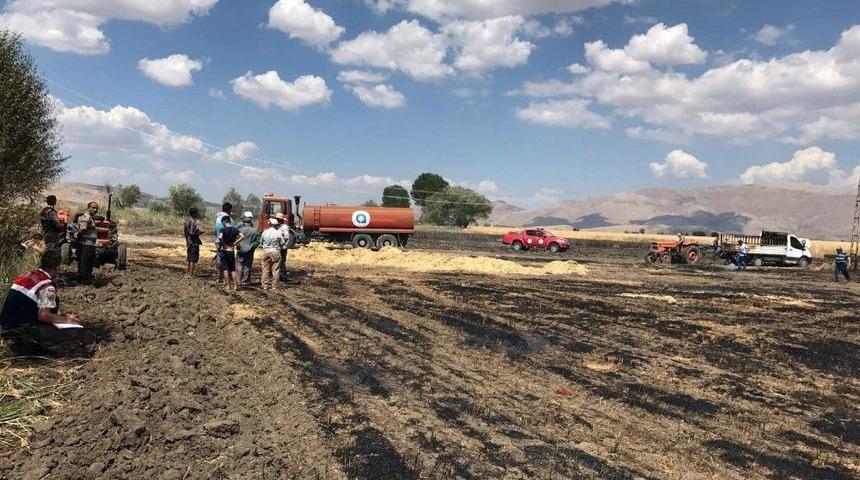 Antalya&rsquo;da 1 Kamyonet, 70 Balya İle 22 D&ouml;n&uuml;m Arpa Ve Buğday Tarlası Yandı