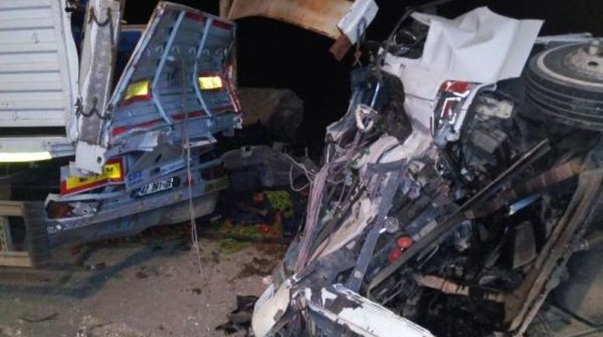 Tır'a &Ccedil;arpan Kamyonetin S&uuml;r&uuml;c&uuml;s&uuml; &Ouml;ld&uuml;